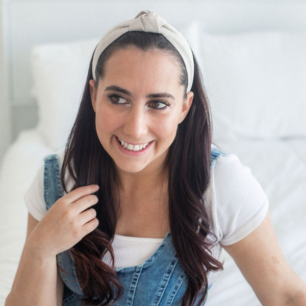 Woman wearing a knotted headband